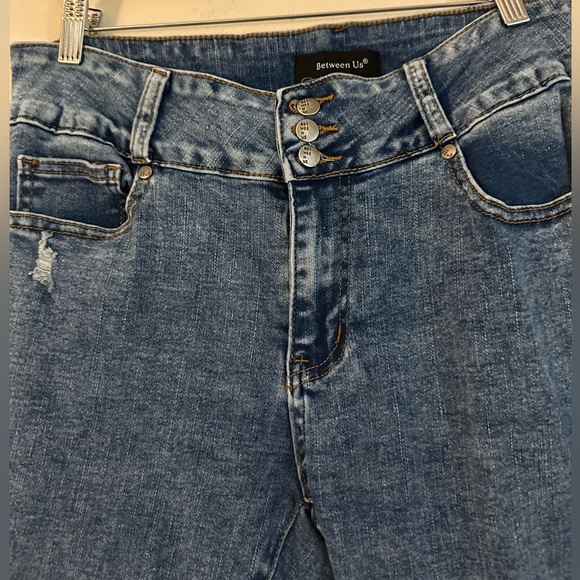 Between Us woman’s cropped stretch jeans. - Picture 3 of 4